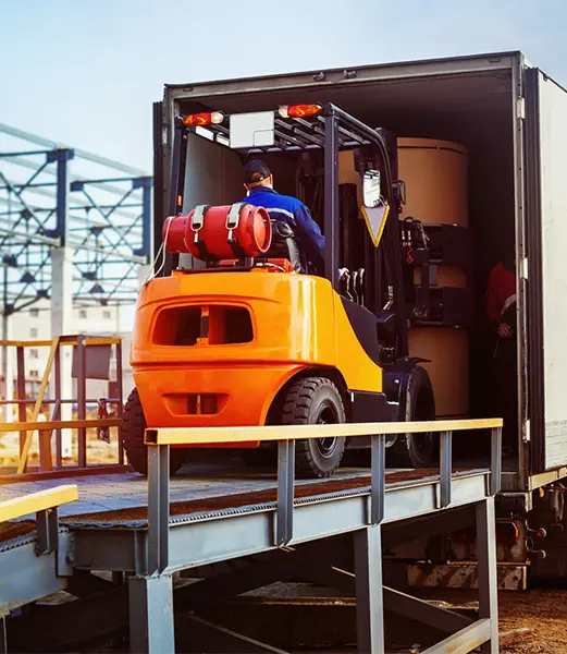 погрузчик грузит фуру